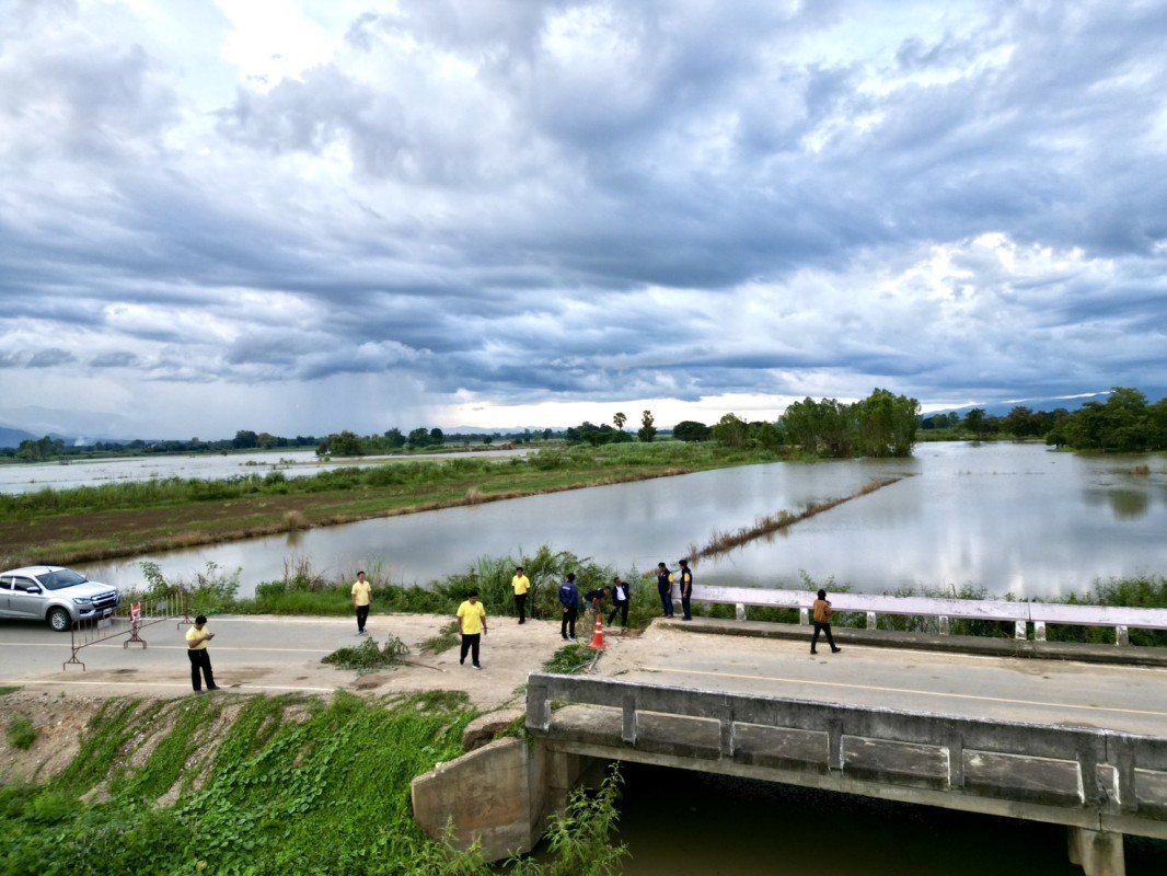 รองนายกองค์การบริหารส่วนจังหวัดตาก ลงพื้นที่ตรวจสอบคอสะพานทรุด สายทางที่ ตก.ถ – 1011 สายทางบ้านวังหวาย - บ้านยางโองน้ำ อำเภอสามเงา จังหวัดตาก