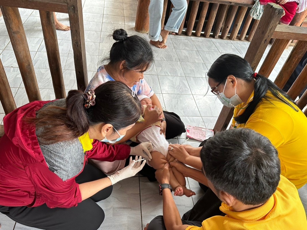 12 ก.ย.67 รพ.สต.บ้านสันป่าไร่ ออกหน่วยฉีดวัคซีนเด็กอายุ 2 เดือน ถึง 4 ปี จำนวน 11 ราย มีบริการเจาะเลือดตรวจ hct , จ่ายยา para syr , ferrous syr และ ยืนยันตัวตน(Authen)