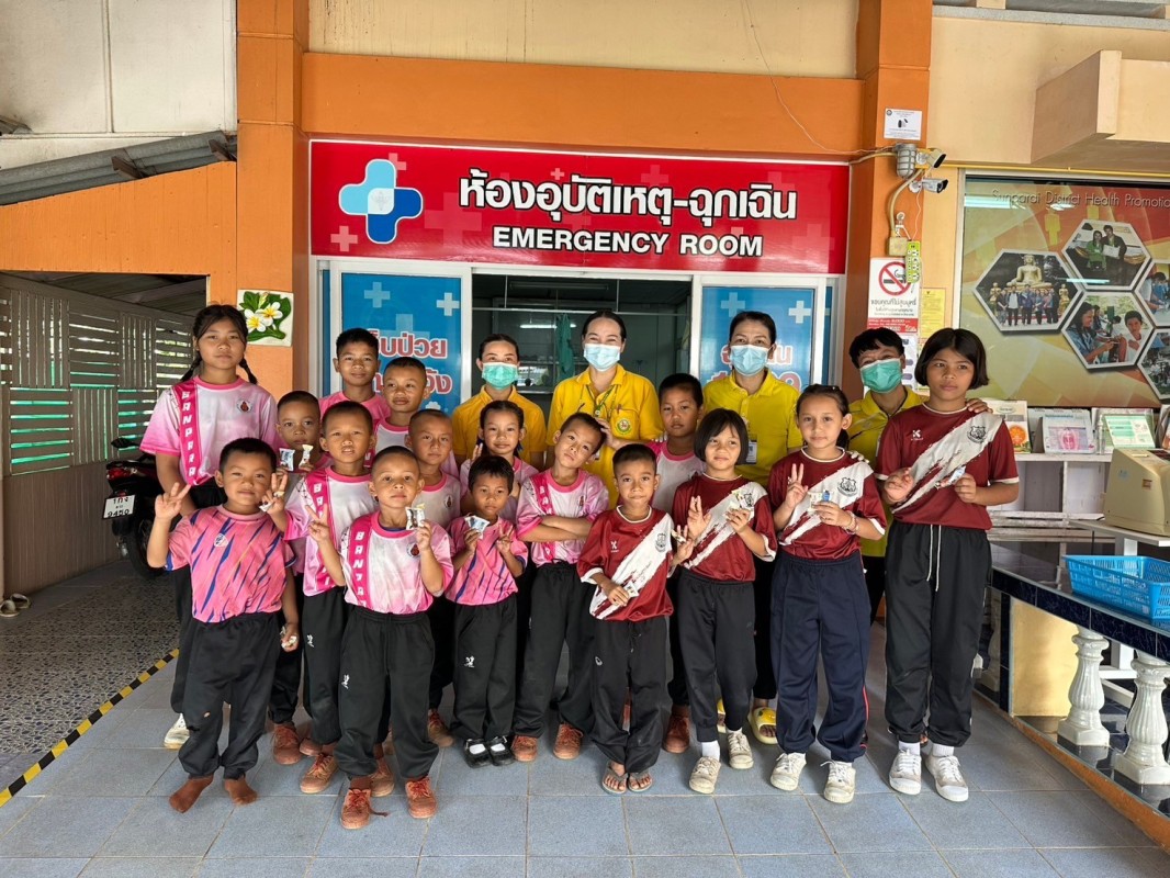 19 ก.ย.67 รพ.สต.บ้านสันป่าไร่ ฉีดวัคซีนนักเรียน ครั้งที่ 1 ให้แก่นักเรียนชั้น ป.1 และ ป.2 ที่ไม่มีประวัติการได้รับวัคซีน จำนวน 39 ราย และนัดฉีดครั้งต่อไป อีก 3 ครั้ง เด็ก ๆ เก่งมาก ๆ น่ารักทุกคนเลย (หมอแจกขนมปลอบใจให้คนละ 2 ชิ้น สำหรับ 2 เข็มนี้)