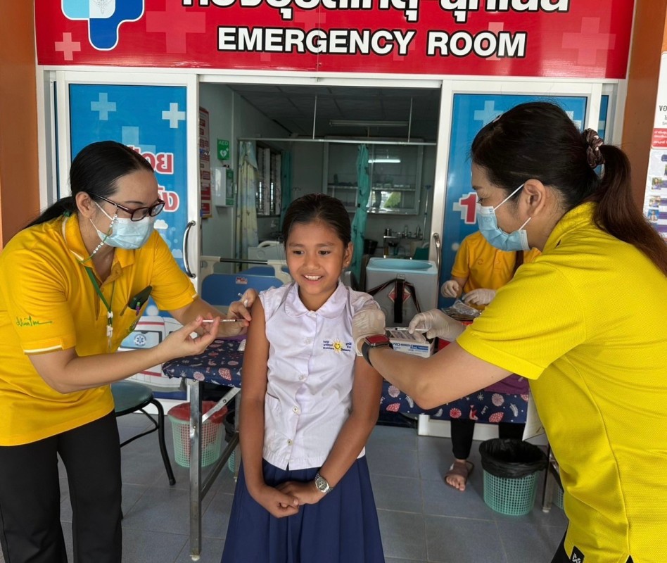 19 ก.ย.67 รพ.สต.บ้านสันป่าไร่ ฉีดวัคซีนนักเรียน ครั้งที่ 1 ให้แก่นักเรียนชั้น ป.1 และ ป.2 ที่ไม่มีประวัติการได้รับวัคซีน จำนวน 39 ราย และนัดฉีดครั้งต่อไป อีก 3 ครั้ง เด็ก ๆ เก่งมาก ๆ น่ารักทุกคนเลย (หมอแจกขนมปลอบใจให้คนละ 2 ชิ้น สำหรับ 2 เข็มนี้)