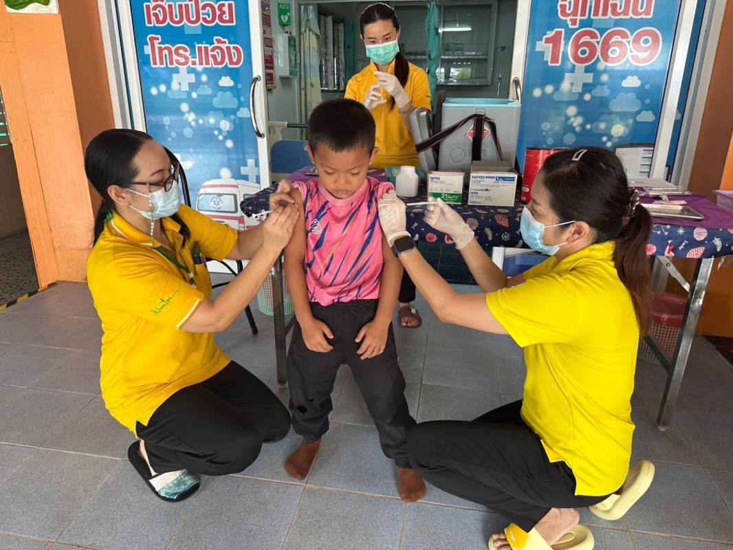 19 ก.ย.67 รพ.สต.บ้านสันป่าไร่ ฉีดวัคซีนนักเรียน ครั้งที่ 1 ให้แก่นักเรียนชั้น ป.1 และ ป.2 ที่ไม่มีประวัติการได้รับวัคซีน จำนวน 39 ราย และนัดฉีดครั้งต่อไป อีก 3 ครั้ง เด็ก ๆ เก่งมาก ๆ น่ารักทุกคนเลย (หมอแจกขนมปลอบใจให้คนละ 2 ชิ้น สำหรับ 2 เข็มนี้)