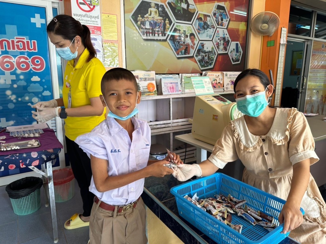 19 ก.ย.67 รพ.สต.บ้านสันป่าไร่ ฉีดวัคซีนนักเรียน ครั้งที่ 1 ให้แก่นักเรียนชั้น ป.1 และ ป.2 ที่ไม่มีประวัติการได้รับวัคซีน จำนวน 39 ราย และนัดฉีดครั้งต่อไป อีก 3 ครั้ง เด็ก ๆ เก่งมาก ๆ น่ารักทุกคนเลย (หมอแจกขนมปลอบใจให้คนละ 2 ชิ้น สำหรับ 2 เข็มนี้)