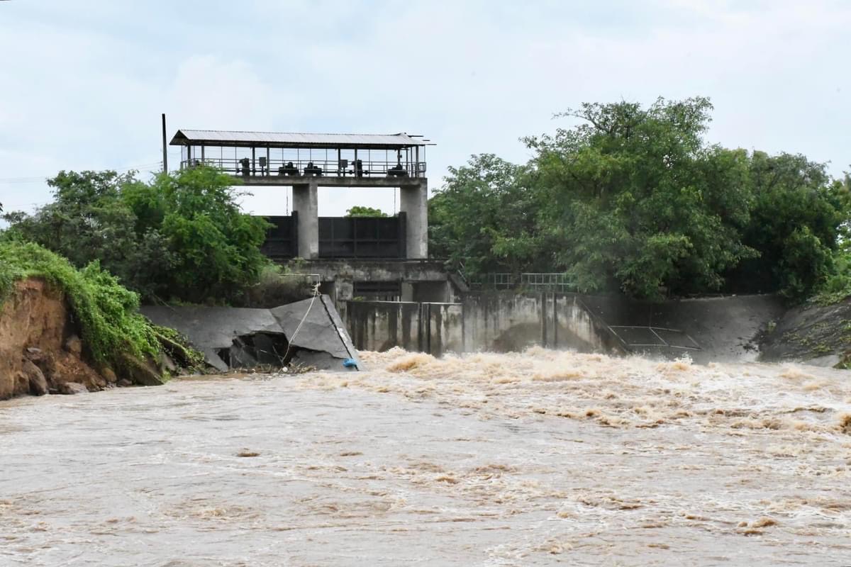 รองนายกองค์การบริหารส่วนจังหวัดตาก ลงพื้นที่สำรวจบริเวณตลิ่งริมแม่น้ำวัง ในเขตพื้นที่อำเภอสามเงา จังหวัดตาก