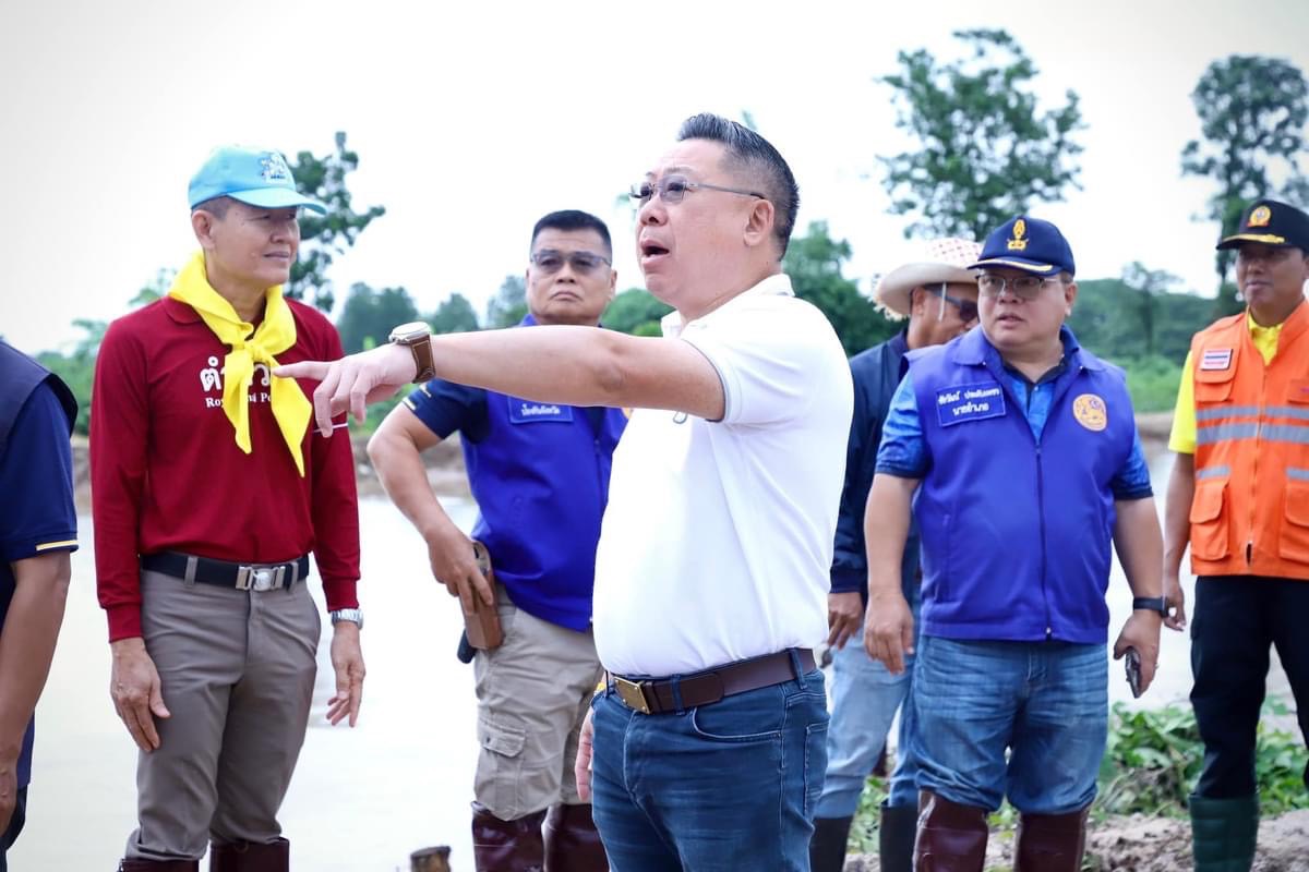 รองนายกองค์การบริหารส่วนจังหวัดตาก ลงพื้นที่นำรถเครื่องจักรกล ถุง Big Bag จำนวน 300 ถุง พร้อมเจ้าหน้าที่ผู้ปฏิบัติงาน ณ บริเวณตลิ่งริมแม่น้ำวัง เขตพื้นที่อำเภอสามเงา จังหวัดตาก 