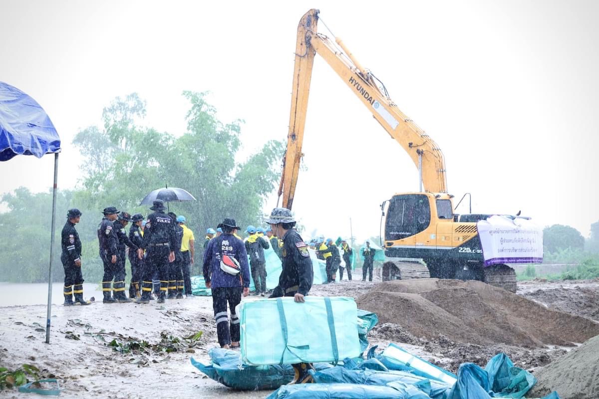 รองนายกองค์การบริหารส่วนจังหวัดตาก ลงพื้นที่นำรถเครื่องจักรกล ถุง Big Bag จำนวน 300 ถุง พร้อมเจ้าหน้าที่ผู้ปฏิบัติงาน ณ บริเวณตลิ่งริมแม่น้ำวัง เขตพื้นที่อำเภอสามเงา จังหวัดตาก 