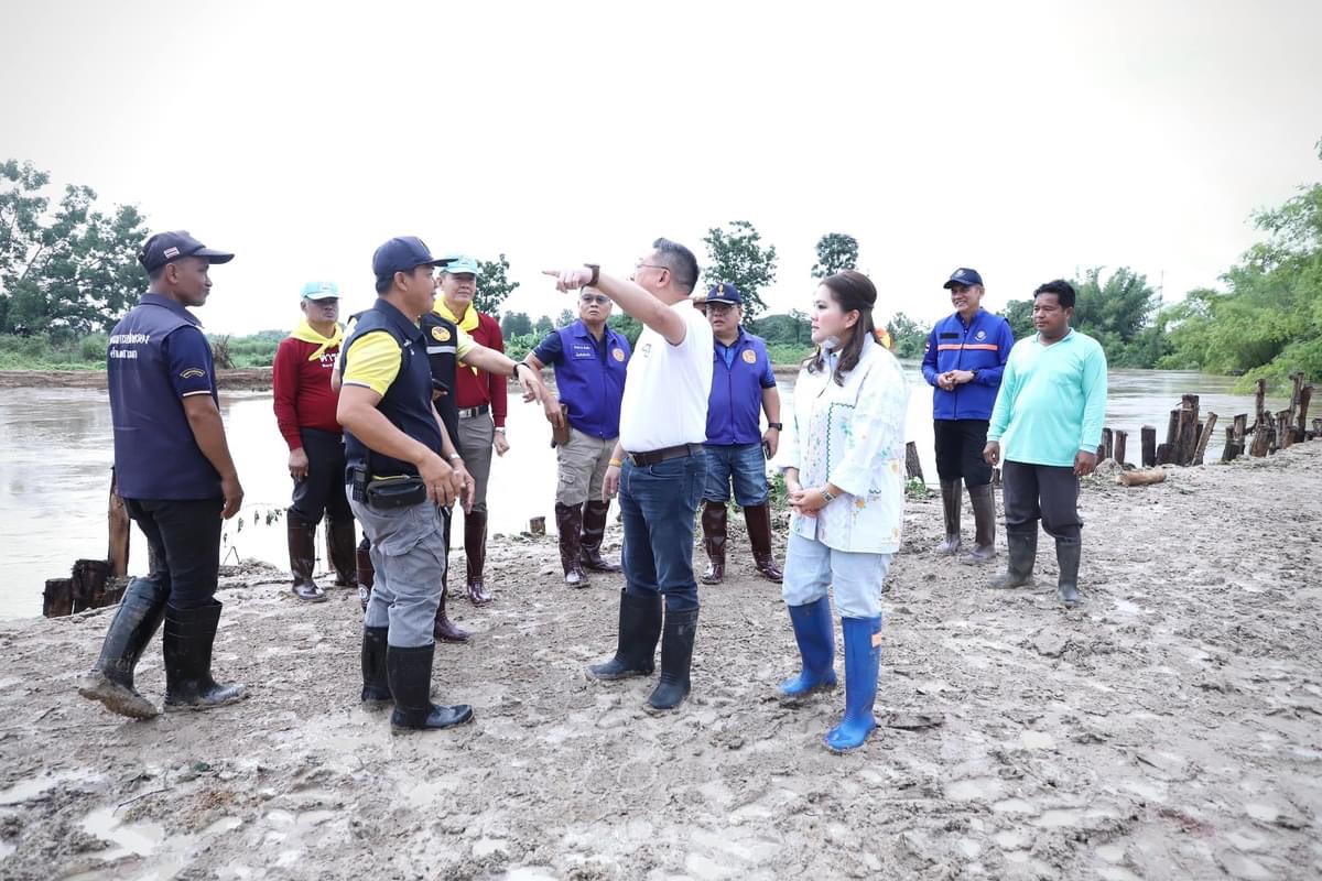 รองนายกองค์การบริหารส่วนจังหวัดตาก ลงพื้นที่นำรถเครื่องจักรกล ถุง Big Bag จำนวน 300 ถุง พร้อมเจ้าหน้าที่ผู้ปฏิบัติงาน ณ บริเวณตลิ่งริมแม่น้ำวัง เขตพื้นที่อำเภอสามเงา จังหวัดตาก 