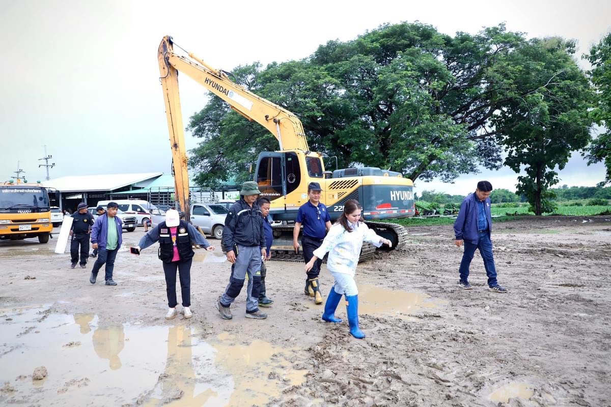 รองนายกองค์การบริหารส่วนจังหวัดตาก ลงพื้นที่นำรถเครื่องจักรกล ถุง Big Bag จำนวน 300 ถุง พร้อมเจ้าหน้าที่ผู้ปฏิบัติงาน ณ บริเวณตลิ่งริมแม่น้ำวัง เขตพื้นที่อำเภอสามเงา จังหวัดตาก 