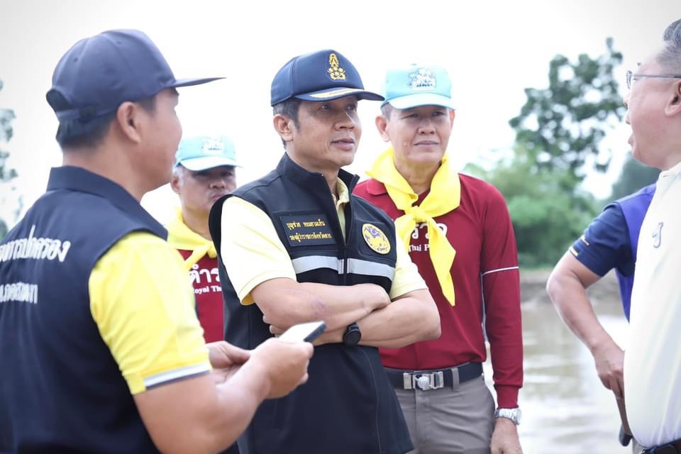 รองนายกองค์การบริหารส่วนจังหวัดตาก ลงพื้นที่นำรถเครื่องจักรกล ถุง Big Bag จำนวน 300 ถุง พร้อมเจ้าหน้าที่ผู้ปฏิบัติงาน ณ บริเวณตลิ่งริมแม่น้ำวัง เขตพื้นที่อำเภอสามเงา จังหวัดตาก 