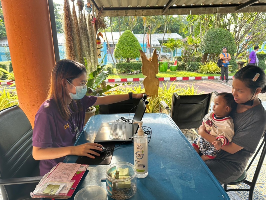 9 ต.ค.67 รพ.สต.บ้านสันป่าไร่ ฉีดวัคซีนเด็กอายุ 2 เดือน ถึง 4 ปี จำนวน 22 ราย และตรวจสุขภาพช่องปาก , เคลือบฟลูออไรด์ , ให้ทันตสุขศึกษาแก่ผู้ปกครอง , เจาะเลือดตรวจ hct , จ่ายยา ferrous syr , para syr  , ยืนยันตัวตน(Authen)