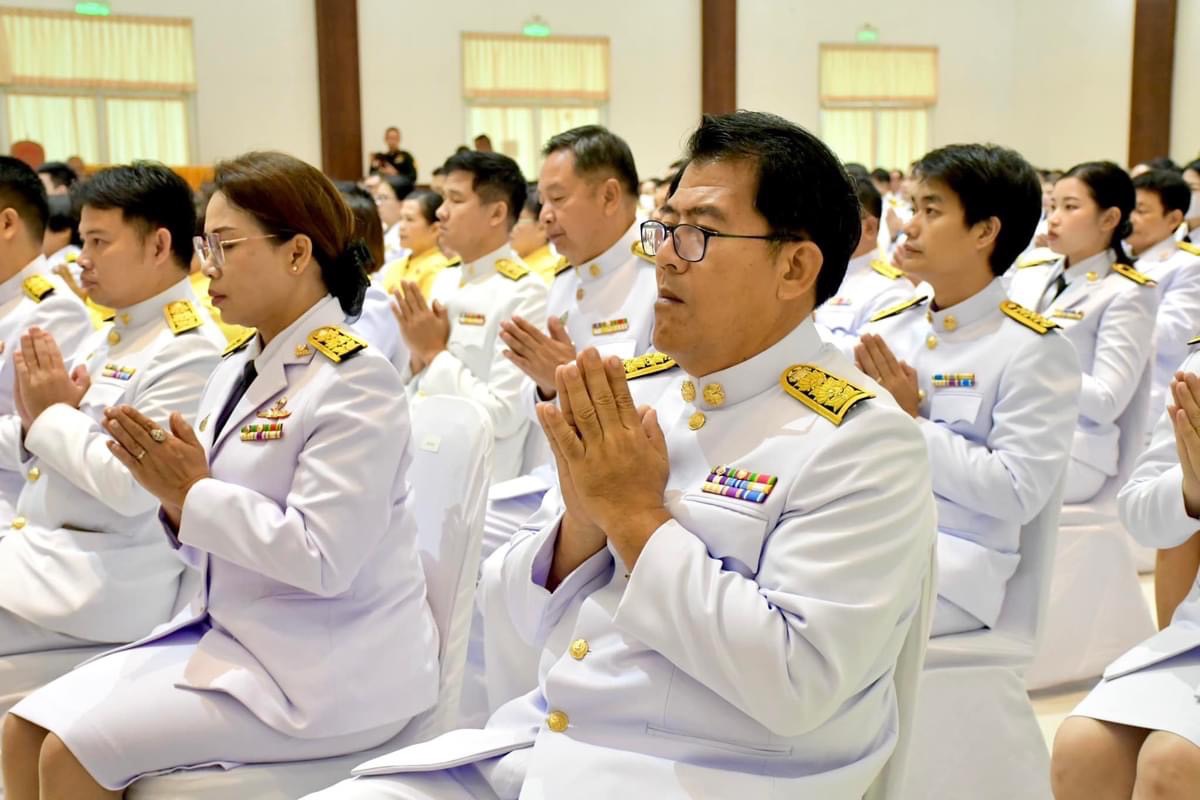 ปลัดองค์การบริหารส่วนจังหวัดตาก เข้าร่วมพิธีทำบุญตักบาตรถวายพระราชกุศล เนื่องใน “วันนวมินทรมหาราช” 