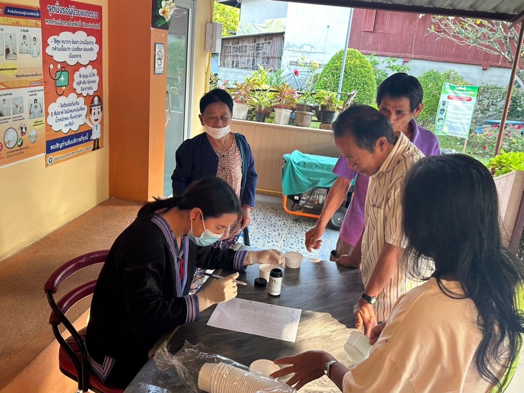 15 ต.ค.67 รพ.สต.บ้านสันป่าไร่ เจาะเลือด(screening lab)ผู้ป่วย NCD กลุ่ม 1 โรคเบาหวาน จำนวน 23 ราย พร้อมทั้งตรวจปัสสาวะ , ตรวจคลื่นไฟฟ้าหัวใจ(EKG) , ตรวจเท้า , วัดรอบเอว , ยืนยันตัวตน(Authen)