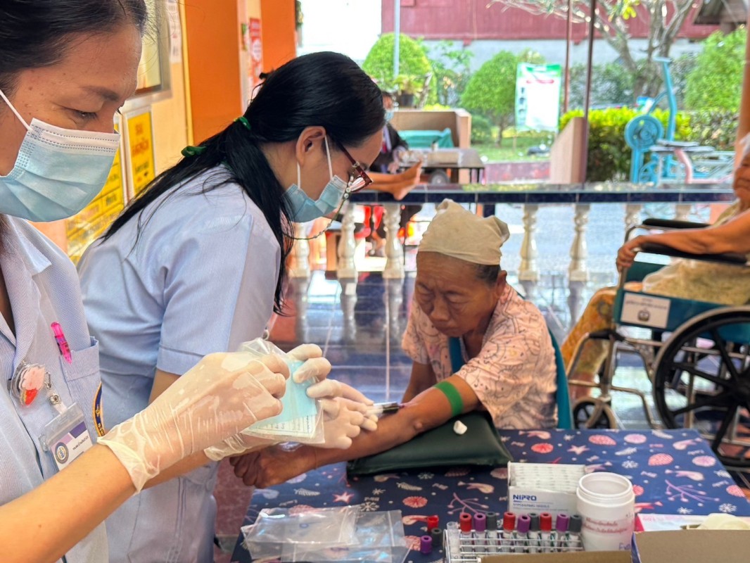 15 ต.ค.67 รพ.สต.บ้านสันป่าไร่ เจาะเลือด(screening lab)ผู้ป่วย NCD กลุ่ม 1 โรคเบาหวาน จำนวน 23 ราย พร้อมทั้งตรวจปัสสาวะ , ตรวจคลื่นไฟฟ้าหัวใจ(EKG) , ตรวจเท้า , วัดรอบเอว , ยืนยันตัวตน(Authen)