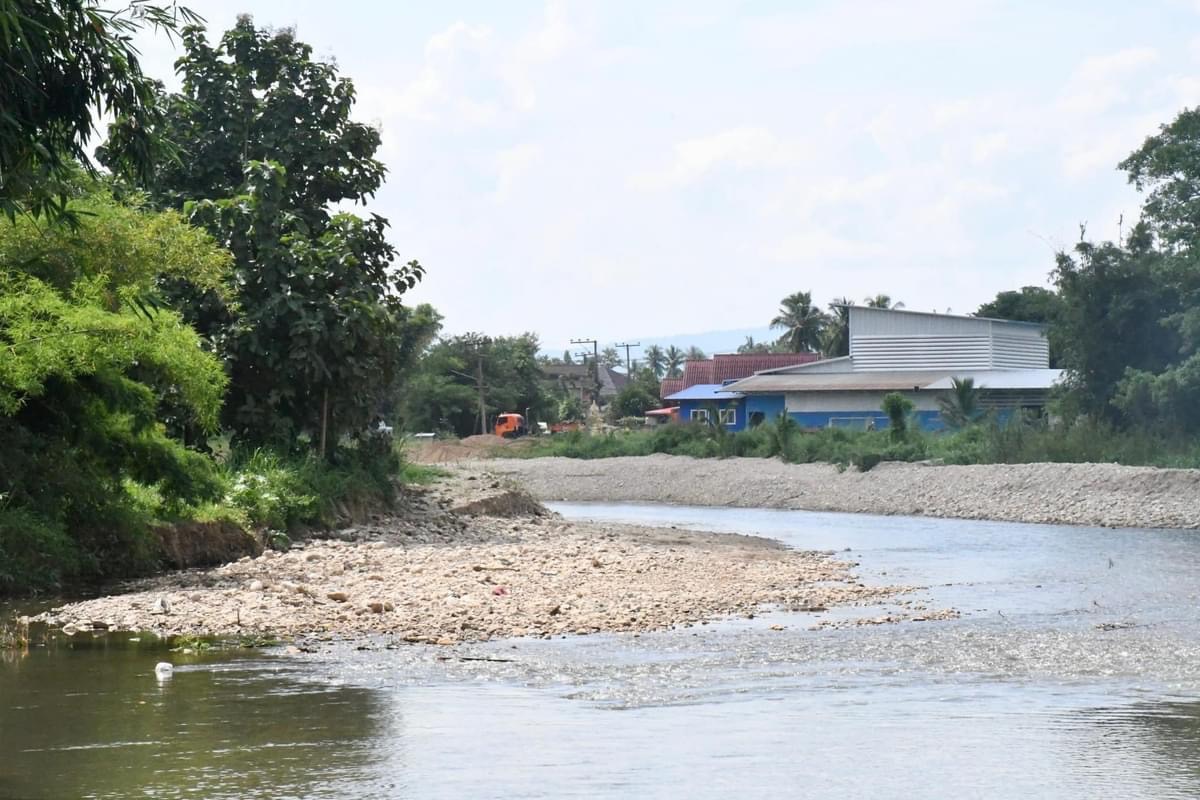 รองนายกองค์การบริหารส่วนจังหวัดตาก ลงพื้นที่ ตรวจการทำงานของเครื่องจักรกลหนักในเขตตำบลแม่จะเรา 