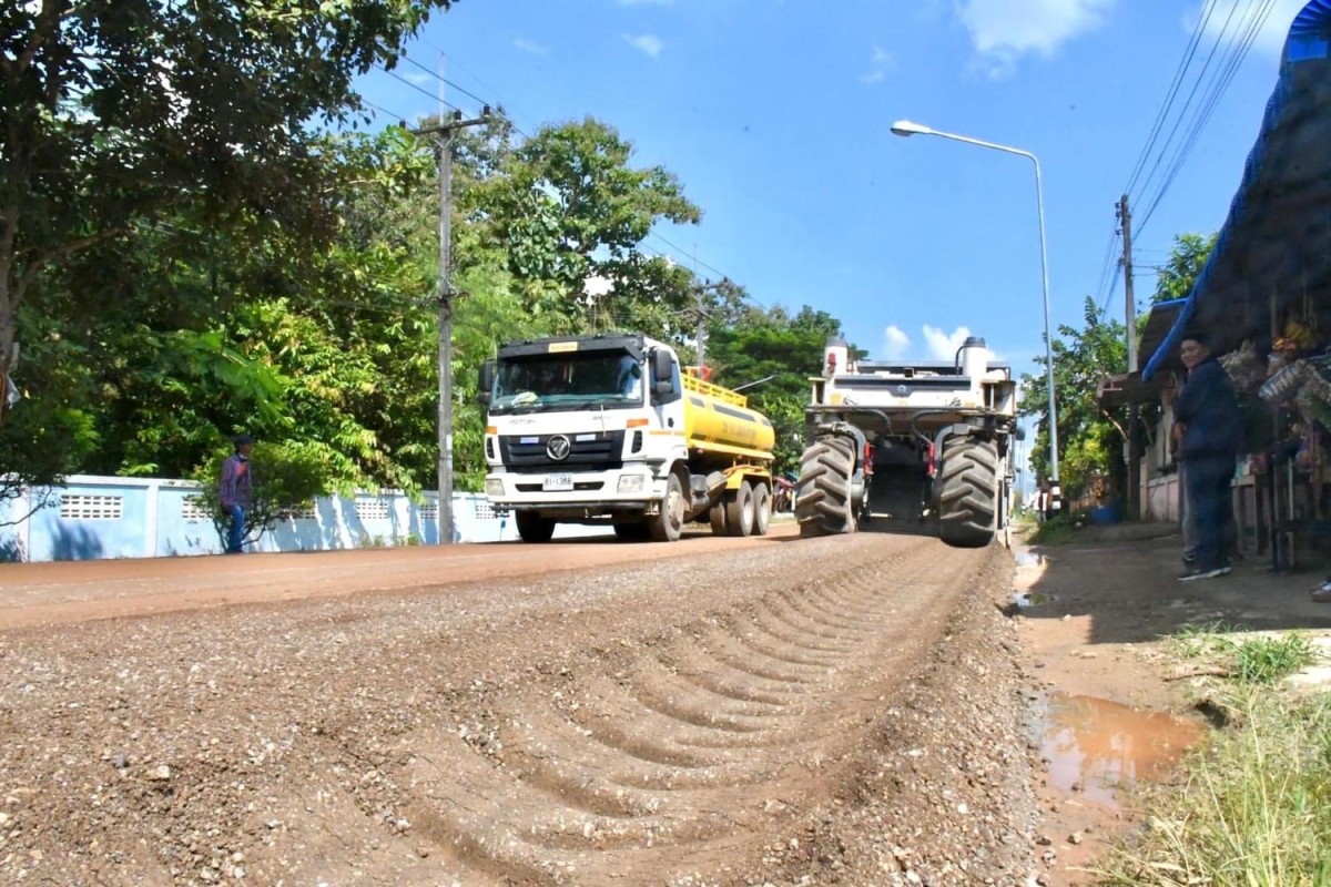 รองนายกองค์การบริหารส่วนจังหวัดตาก ลงพื้นที่ ตรวจการทำงานของเครื่องจักรกลหนักในเขตตำบลแม่จะเรา 