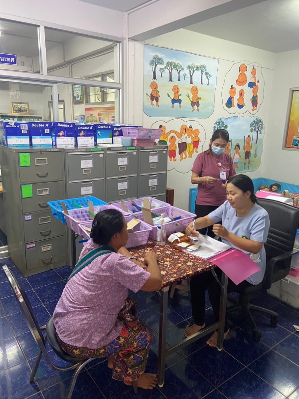 22 ต.ค.67 รพ.สต.บ้านสันป่าไร่ จ่ายยาผู้ป่วยโรคเบาหวาน จำนวน 23 ราย , แจ้งผลการตรวจเลือด และ EKG ประจำปี โดยแพทย์,จ่ายยาโดย จนท.ฝ่ายเภสัชฯรพ.แม่ระมาด ,ทบทวนความเข้าใจเรื่องการทานยาและตรวจนับจำนวนยาก่อนผู้ป่วยกลับบ้าน