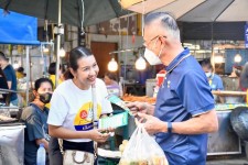 ฝ่ายประชาสัมพันธ์ อบจ.ตาก ลงพื้นที่จัดกิจกรรมประชาสัมพันธ์รณรงค์การเลือกตั้งนายกองค์การบริหารส่วนจังหวัดตาก ในบริเวณตลาดสดเทศบาล 1 (ตลาดคุณนาย)