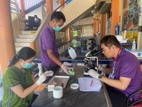 22 พ.ย. 67 นายอดิศร เทียนพานิช ผอ.รพ.สต.บ้านสันป่าไร่ ร่วมกับนายกันตพงศ์ ฉลากมงคล ผู้ช่วยเจ้าหน้าที่สาธารณสุขและน.ส.วาสนา กึกก้องโลกา พยาบาลวิชาชีพปฎิบัติการ ตรวจอุจจาระเพื่อค้นหาไข่พยาธิในโครงการตรวจหาหนอนพยาธิในเด็กนักเรียนโรงเรียนพระราชดำริโรงเรียนบ้าน