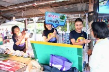 ฝ่ายประชาสัมพันธ์ อบจ.ตาก บุกตลาดนัดข้างโรงพยาบาลสามเงา!!! 
