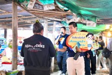 ฝ่ายประชาสัมพันธ์ อบจ.ตาก บุกตลาดนัดข้างโรงพยาบาลสามเงา!!! 