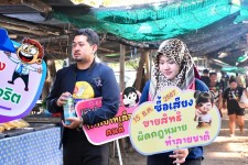 ฝ่ายประชาสัมพันธ์ อบจ.ตาก บุกตลาดนัดข้างโรงพยาบาลสามเงา!!! 