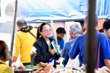 ฝ่ายประชาสัมพันธ์ อบจ.ตาก เดินบุกตลาดเช้าเมืองตาก!!!