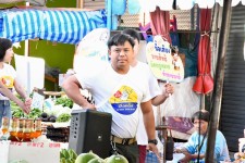 ฝ่ายประชาสัมพันธ์ อบจ.ตาก เดินบุกตลาดเช้าเมืองตาก!!!