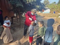 15 ม.ค.68 รพ.สต.บ้านสันป่าไร่ รณรงค์หยอดวัคซีนป้องกันโรคโปลิโอ รอบแรก ในพื้นที่รับผิดชอบ จำนวน 5 หมู่บ้าน ผู้รับบริการ เด็กไทย 183 คน + เด็กต่างชาติ จำนวน 230 คน รวม 413 คน