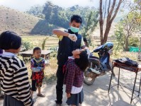 15 ม.ค.68 รพ.สต.บ้านสันป่าไร่ รณรงค์หยอดวัคซีนป้องกันโรคโปลิโอ รอบแรก ในพื้นที่รับผิดชอบ จำนวน 5 หมู่บ้าน ผู้รับบริการ เด็กไทย 183 คน + เด็กต่างชาติ จำนวน 230 คน รวม 413 คน