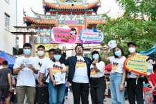 ฝ่ายประชาสัมพันธ์ อบจ.ตาก บุกถนนคนเดิน อ.แม่สอด จ.ตาก