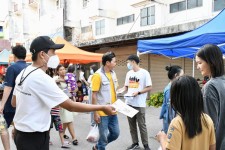 ฝ่ายประชาสัมพันธ์ อบจ.ตาก บุกถนนคนเดิน อ.แม่สอด จ.ตาก