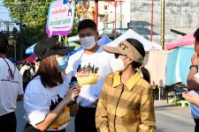 ฝ่ายประชาสัมพันธ์ อบจ.ตาก บุกถนนคนเดิน อ.แม่สอด จ.ตาก
