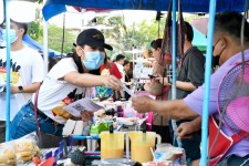 ฝ่ายประชาสัมพันธ์ อบจ.ตาก บุกถนนคนเดิน อ.แม่สอด จ.ตาก