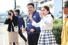 นายก อบจ.ตาก ลงพื้นที่สำรวจและซ่อมเเซมเสาไฟฟ้าส่องสว่างที่ได้รับเเจ้งปัญหา