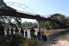 นายกอบจ.ตาก ลงพื้นที่ตรวจสภาพพื้นผิวสะพาน คอนกรีตเสริมเหล็กข้ามลำห้วยแม่ตื่น ต.แม่ตื่น อ.แม่ระมาด จ.ตาก