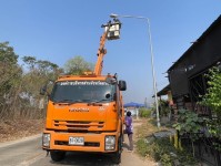 สำนักช่าง อบจ.ตาก เข้าซ่อมแซมระบบไฟฟ้าส่องสว่าง