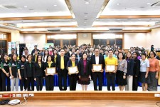 นายก อบจ.ตาก กล่าวต้อนรับและพบปะพูดคุยกับผู้เข้ารับการอบรมและส่งเสริมกิจกรรมอาสาสมัครท้องถิ่นรักษ์โลก (อถล.)