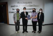 นายก อบจ.ตาก และ ผอ.อุทยานธรณีไม้กลายเป็นหินตาก นำเสนอข้อมูลกับคณะวิจัย เพื่อยกระดับการจัดการท่องเที่ยว