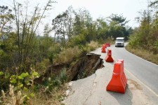 นายก อบจ.ตาก ลงพื้นที่ตรวจการทำงานของเครื่องจักรกลหนัก ในพื้นที่ ต.ช่องแคบ อ.พบพระ จ.ตาก