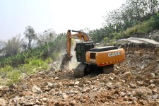 นายก อบจ.ตาก ลงพื้นที่ตรวจการทำงานของเครื่องจักรกลหนัก ในพื้นที่ ต.ช่องแคบ อ.พบพระ จ.ตาก