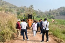 นายก อบจ.ตาก ลงพื้นที่ตรวจการทำงานของเครื่องจักรกลหนัก ในพื้นที่ ต.พระธาตุผาแดง อ.แม่สอด จ.ตาก