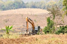 นายก อบจ.ตาก ลงพื้นที่ตรวจการทำงานของเครื่องจักรกลหนัก ในพื้นที่ ต.พระธาตุผาแดง อ.แม่สอด จ.ตาก