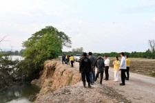 นายก อบจ.ตาก ลงพื้นที่สำรวจปัญหาแม่น้ำปิงกัดเซาะตลิ่งและถนนสายบ้านป่ายาง อ.สามเงา จ.ตาก