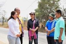 นายก อบจ. ลงพื้นที่ตรวจติดตามความคืบหน้าการปรับปรุงถนนโดยซ่อมแซมเป็นผิวทางแอสฟัลท์ติกคอนกรีต บ้านต้นผึ้ง – บ้านตีนธาตุ อ.แม่ระมาด จ.ตาก