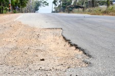 นายก อบจ. ลงพื้นที่ตรวจติดตามความคืบหน้าการปรับปรุงถนนโดยซ่อมแซมเป็นผิวทางแอสฟัลท์ติกคอนกรีต บ้านต้นผึ้ง – บ้านตีนธาตุ อ.แม่ระมาด จ.ตาก