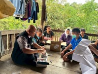 11 เมษายน 2568 นายกัณตพงศ์ ฉลากมงคล ผู้ช่วยเจ้าหน้าที่สาธารณสุขและน.ส.รุจิพร กุลธรรมอนุตระ พนักงานบริการ ประจำสสช.บ้านห้วยกระทิง ร่วมกับทีมศูนย์ควบคุมโรคติดต่อนำโดยแมลงแม่สอด หน่วยควบคุมโรคติดต่อนำโดยแมลง แม่จะเรา สสอ.แม่ระมาด รพ.แม่ระมาดและอสม.ม.6 บ้านห้