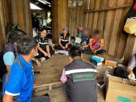 11 เมษายน 2568 นายกัณตพงศ์ ฉลากมงคล ผู้ช่วยเจ้าหน้าที่สาธารณสุขและน.ส.รุจิพร กุลธรรมอนุตระ พนักงานบริการ ประจำสสช.บ้านห้วยกระทิง ร่วมกับทีมศูนย์ควบคุมโรคติดต่อนำโดยแมลงแม่สอด หน่วยควบคุมโรคติดต่อนำโดยแมลง แม่จะเรา สสอ.แม่ระมาด รพ.แม่ระมาดและอสม.ม.6 บ้านห้