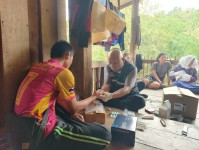 11 เมษายน 2568 นายกัณตพงศ์ ฉลากมงคล ผู้ช่วยเจ้าหน้าที่สาธารณสุขและน.ส.รุจิพร กุลธรรมอนุตระ พนักงานบริการ ประจำสสช.บ้านห้วยกระทิง ร่วมกับทีมศูนย์ควบคุมโรคติดต่อนำโดยแมลงแม่สอด หน่วยควบคุมโรคติดต่อนำโดยแมลง แม่จะเรา สสอ.แม่ระมาด รพ.แม่ระมาดและอสม.ม.6 บ้านห้