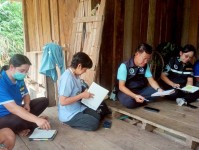 11 เมษายน 2568 นายกัณตพงศ์ ฉลากมงคล ผู้ช่วยเจ้าหน้าที่สาธารณสุขและน.ส.รุจิพร กุลธรรมอนุตระ พนักงานบริการ ประจำสสช.บ้านห้วยกระทิง ร่วมกับทีมศูนย์ควบคุมโรคติดต่อนำโดยแมลงแม่สอด หน่วยควบคุมโรคติดต่อนำโดยแมลง แม่จะเรา สสอ.แม่ระมาด รพ.แม่ระมาดและอสม.ม.6 บ้านห้