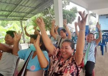 18 พฤษภาคม 2568 นางเสาร์แก้ว อ่วมพิทยา เจ้าพนักงานสาธารณสุข รพ.สต.บ้านสันป่าไร่ ร่วมกับเครือข่ายแม่ยุคใหม่ใส่ใจสุขภาพ จัดอบรมโครงการเสริมสร้างความรู้แก่กลุ่มเสี่ยง“NCD “โรคที่คุณสร้างเอง ณ โรงเรียนบ้านป่าไร่เหนือ มีกลุ่มเสี่ยงเข้ารับการอบรม จำนวน 130 คน โ