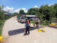 สำนักช่างองค์การบริหารส่วนจังหวัดตากส่งเจ้าหน้าที่ซ่อมแซมคอสะพาน บ้านแม่ละเมา-ปางส้าน